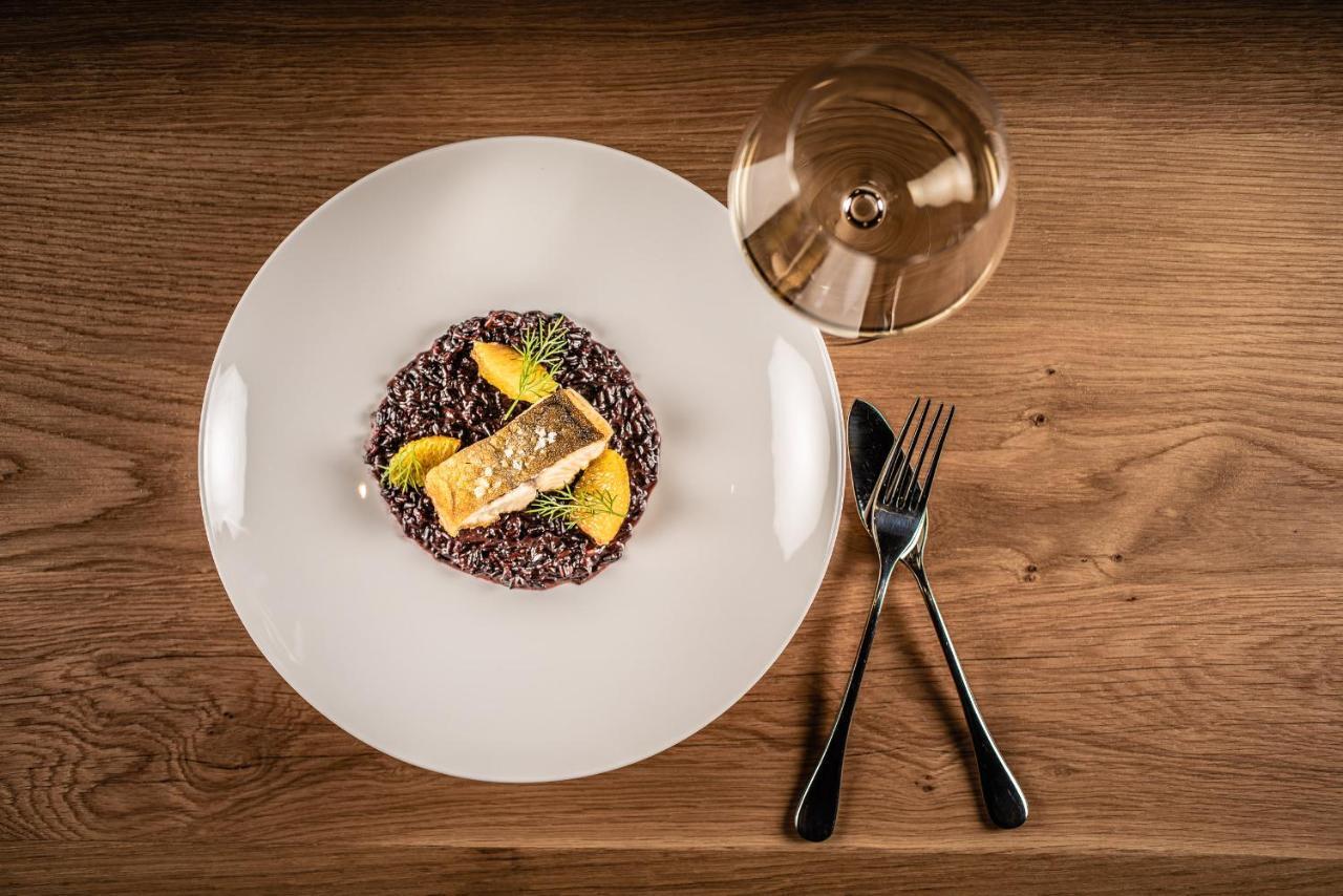My Arbor - Dolomites Hotell Bressanone Eksteriør bilde A plate of black rice risotto